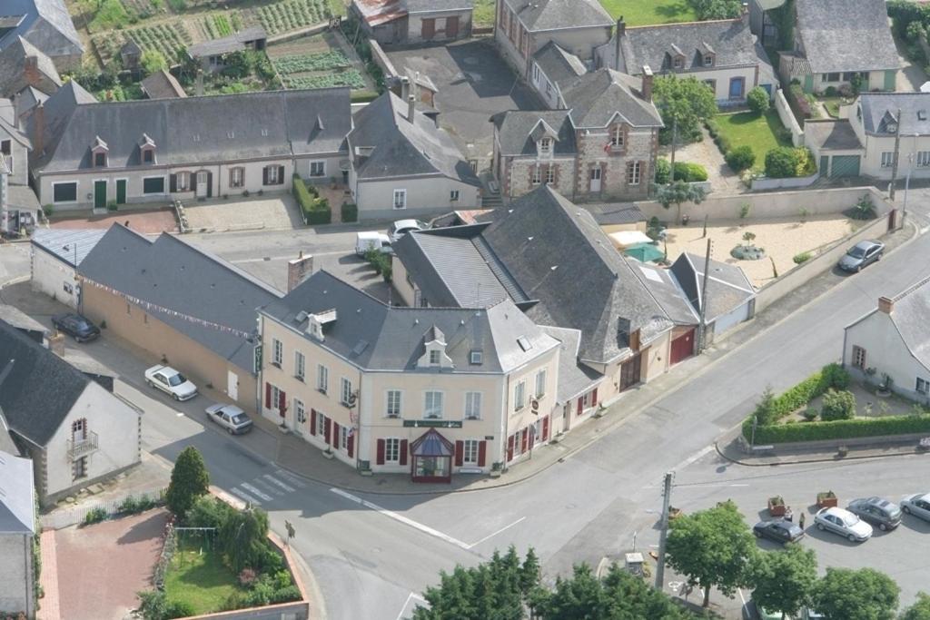Le Relais Hotel Saint-Quentin-les-Anges Exterior photo