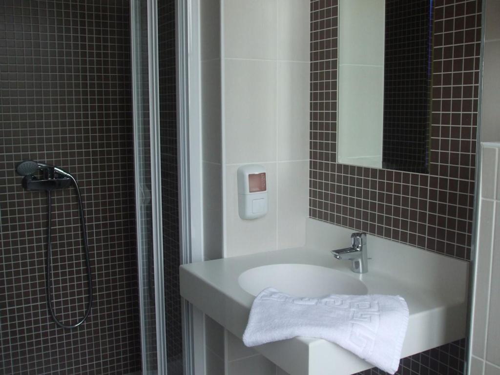 Le Relais Hotel Saint-Quentin-les-Anges Exterior photo